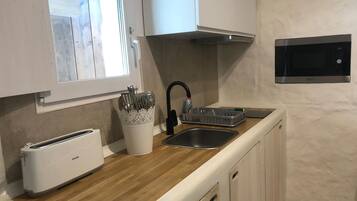 Een koelkast, een microgolfoven, een kookplaat