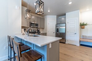 Kjøleskap, mikrobølgeovn, ovn og kokeplater