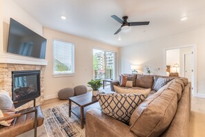 Smart-TV, peis og bøker