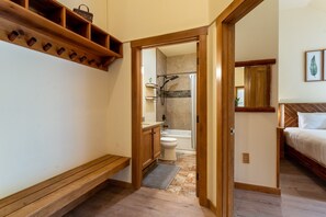 Combined shower/bathtub, rainfall showerhead, hair dryer, towels