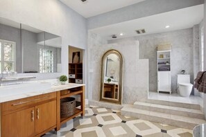 Combined shower/bathtub, hair dryer, towels