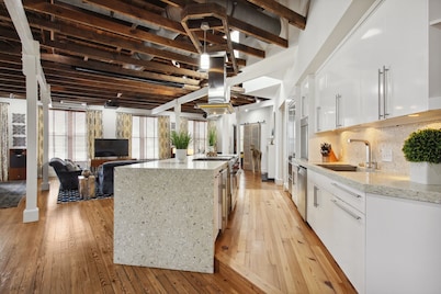 WEEKNIGHT DISCOUNTS! Manhattan-style loft for families & corporate travelers!