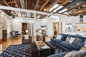 Smart TV, books, offices - The Metropolitan Loft (Savannah)