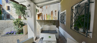 Residence at the Castle. Room in medieval village 10 minutes from Lake Garda