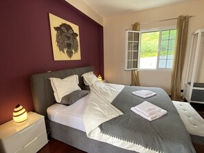 3 Schlafzimmer, Schreibtisch, Bügeleisen/Bügelbrett, Reisekinderbett