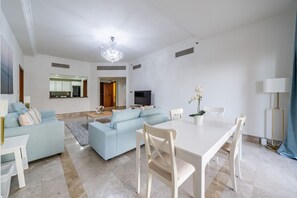 아파트 (2 Bedrooms) | 거실 공간 | 위성 채널 시청이 가능한 1cm 플라스마 TV, TV