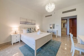 Appartement (2 Bedrooms) | 2 chambres, fer et planche à repasser, literie fournie