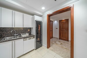 Appartement (2 Bedrooms) | Cuisine privée | Four à micro-ondes, un four, bouilloire électrique, grille-pain