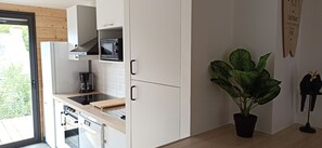 Kjøleskap, mikrobølgeovn, ovn og kokeplater