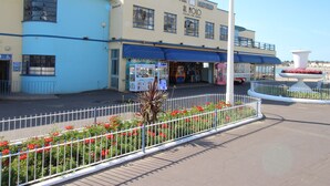 Un bâtiment sur lequel on peut lire l’inscription suivante : « The Pier Restaurant Al Molo, restaurant italien proposant une cuisine raffinée ».