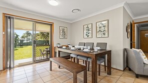Dining - Mum's Beach House by Experience Jervis Bay (Vincentia)