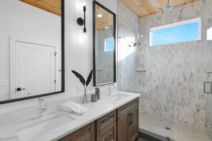 Combined shower/tub, hair dryer, towels