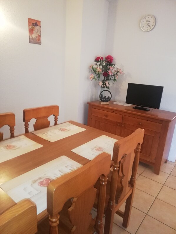 Dining - Appart duplex 48 m2 6 pers 500 m des télécabines cauterets 65110<br>2 nights min (Cauterets)