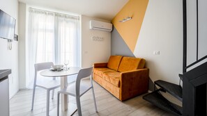 Studiolejlighed - 1 dobbeltseng - eget badeværelse | Opholdsområde