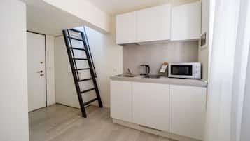 Studio, 1 Double Bed, Private Bathroom | Private kitchenette | Fridge, cookware/dishes/utensils