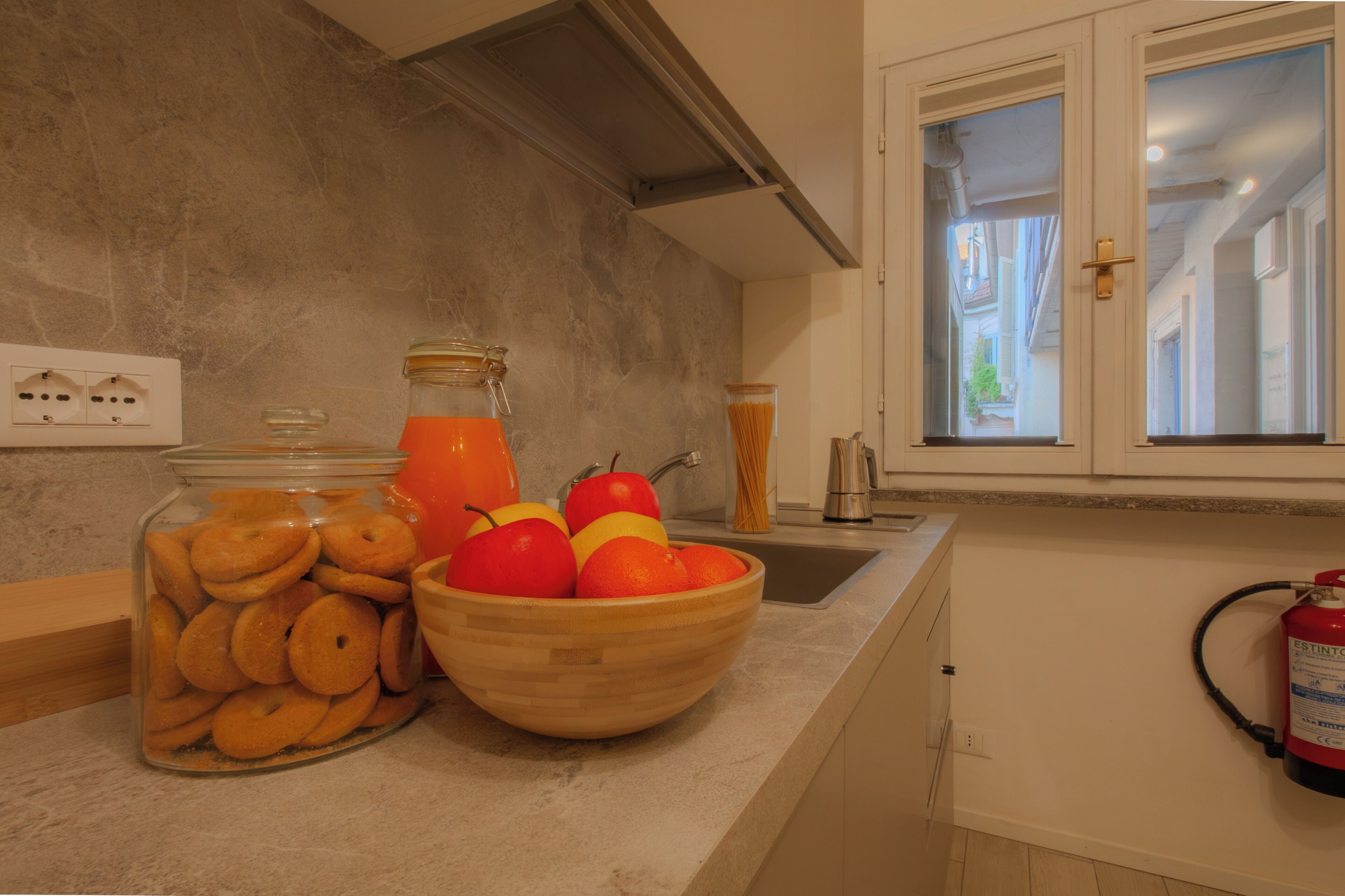 Estudio Grand, cocina básica | Cocina privada | Frigorífico y utensilios de cocina