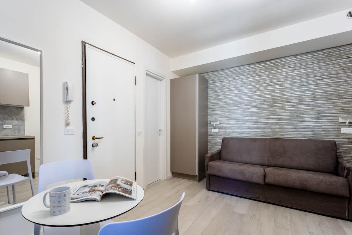 Estudio Grand, cocineta | Área de sala de estar