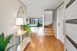 Interior - Bridge Water Views - Waterfront (Bonnie Doon)