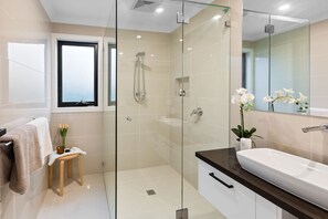 Shower, towels - Bridge Water Views - Waterfront (Bonnie Doon)
