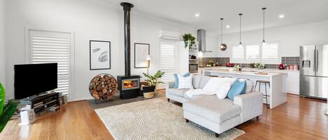 Smart TV, chimenea, tenis de mesa y estéreo