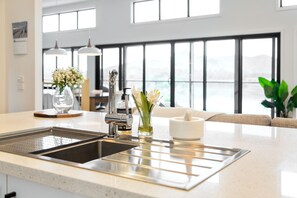 Interior - Bridge Water Views - Waterfront (Bonnie Doon)