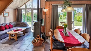 Una sala de estar acogedora con sofá, mesa de comedor y chimenea.