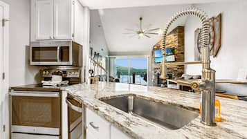 Geladeira, micro-ondas, fogão, cooktop