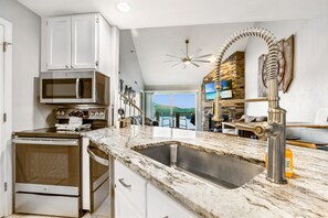 Een koelkast, een magnetron, een oven, een kookplaat