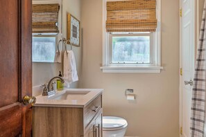 Kostenlose Toilettenartikel, Haartrockner, Handtücher