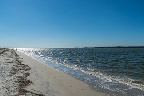 بالقرب من الشاطئ