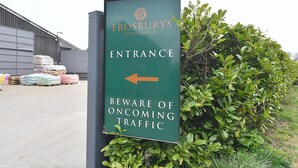 A directional sign for an entrance with a cautionary note about oncoming traffic. - Cheerful 1BD Cottage With Parking Nr Guildford (Guildford)