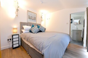 1 bedroom - Cheerful 1BD Cottage With Parking Nr Guildford (Guildford)