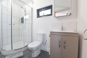 Cottage (1 Bedroom) | Bathroom | Shower, towels