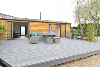 Cheerful 1BD Cottage With Parking Nr Guildford