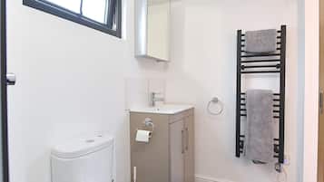 Cottage (1 Bedroom) | Bathroom | Shower, towels