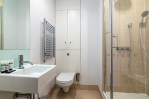 Apartment (3 Bedrooms) | Bathroom - A Stunning Three Bedroom Home in Mayfair (London)