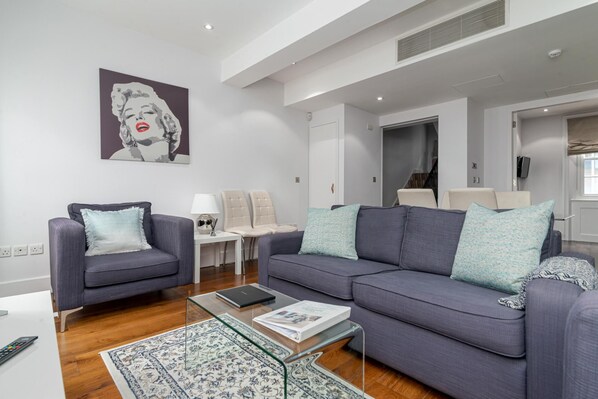 Living area - A Stunning Three Bedroom Home in Mayfair (London)