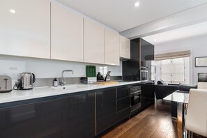 Appartamento (3 Bedrooms) | Cucina privata | Microonde, forno