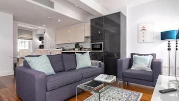 Apartment (3 Bedrooms) | Living area