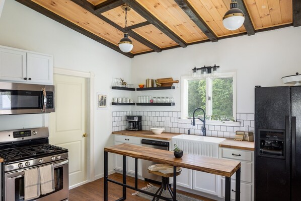 Réfrigérateur, four à micro-ondes, un four, surface de cuisson