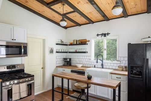 8 Min To Hudson! Newly Renovated Home w/ Yard