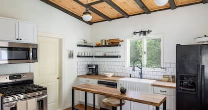 8 Min To Hudson! Newly Renovated Home w/ Yard