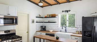 8 Min To Hudson! Newly Renovated Home w/ Yard