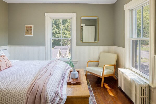 4 bedrooms, iron/ironing board, WiFi, bed sheets