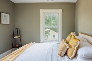 4 bedrooms, iron/ironing board, WiFi, bed sheets