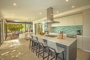 Een koelkast, een magnetron, een oven, een kookplaat