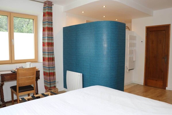 4 bedrooms, iron/ironing board, free WiFi, bed sheets