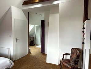 4 Schlafzimmer, Schreibtisch, Bügeleisen/Bügelbrett, Reisekinderbett