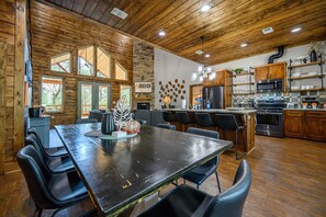 Dining - Copper Top Ridge- 3 Bed with Hot Tub & Fire Pit (Broken Bow)