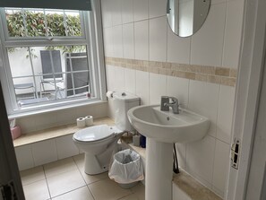 Departamento | Baño | Tina con regadera, tina profunda, toallas 
